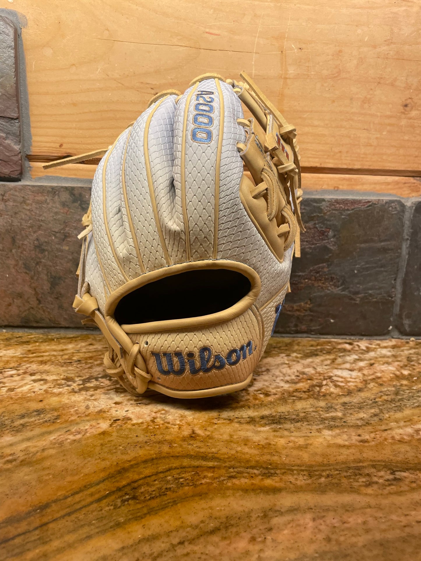 Wilson Arizona Sky A2000 11.5" NWT